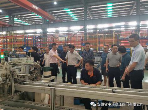 黃山高新區(qū)工業(yè)發(fā)展大會(huì)領(lǐng)導(dǎo)蒞臨屯閥參觀(guān)考察