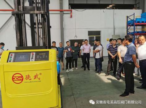 黃山高新區(qū)工業(yè)發(fā)展大會(huì)領(lǐng)導(dǎo)蒞臨屯閥參觀(guān)考察