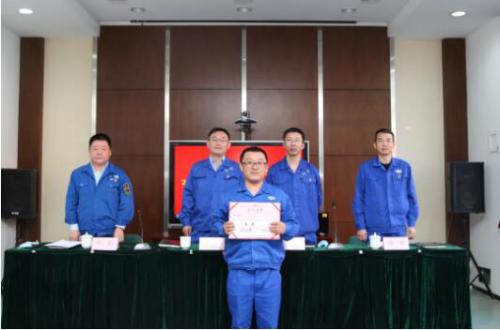 領(lǐng)導(dǎo)班子與受表彰員工合影 領(lǐng)導(dǎo)班子與受表彰員工合影