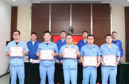 領(lǐng)導(dǎo)班子與受表彰員工合影 領(lǐng)導(dǎo)班子與受表彰員工合影