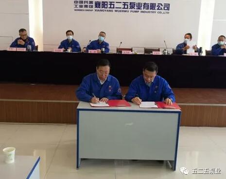 公司工會(huì)主席梁晨陽（右）與總經(jīng)理王乃華（左）簽訂集體合同