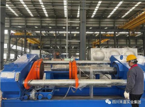 城建工人正在安裝臥式試壓機