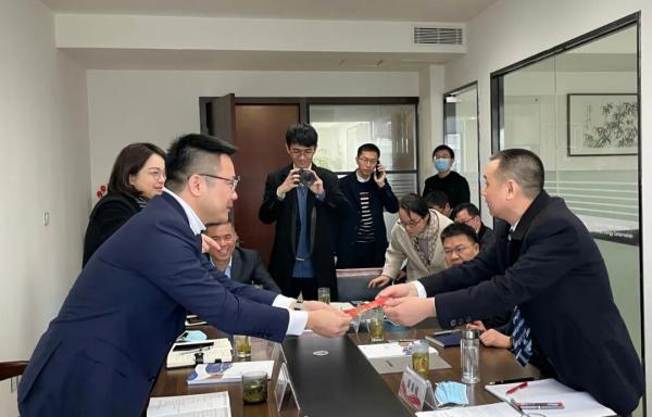 永嘉縣長吳呈錢考察慰問紐頓 頒發(fā)榮譽(yù)牌匾送上新春紅包 永嘉縣長吳呈錢考察慰問紐頓 頒發(fā)榮譽(yù)牌匾送上新春紅包