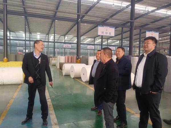 △董利華、劉盛祥陪同客商參觀廠房